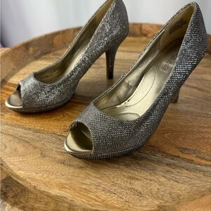 Bandolino BFlex Champagne Glitter Peep Toe Heels 6M Formal 4” Stiletto
